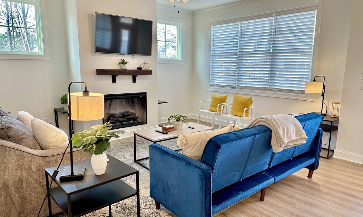 Garner House | Contemporary Gem Family Townhouse w/King Bed in Garner