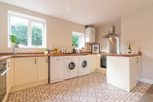 Broadheath House | CONTRACTOR ACCOMMODATION SLEEPS 6 - 11 - MANCHESTER AIRPORT CITY
