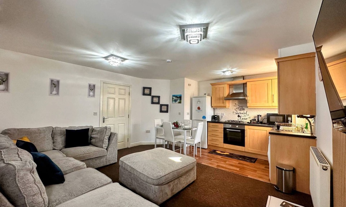 Golborne Apartment | Contractor-Friendly 2BR Gem Wi-Fi & Free Parking