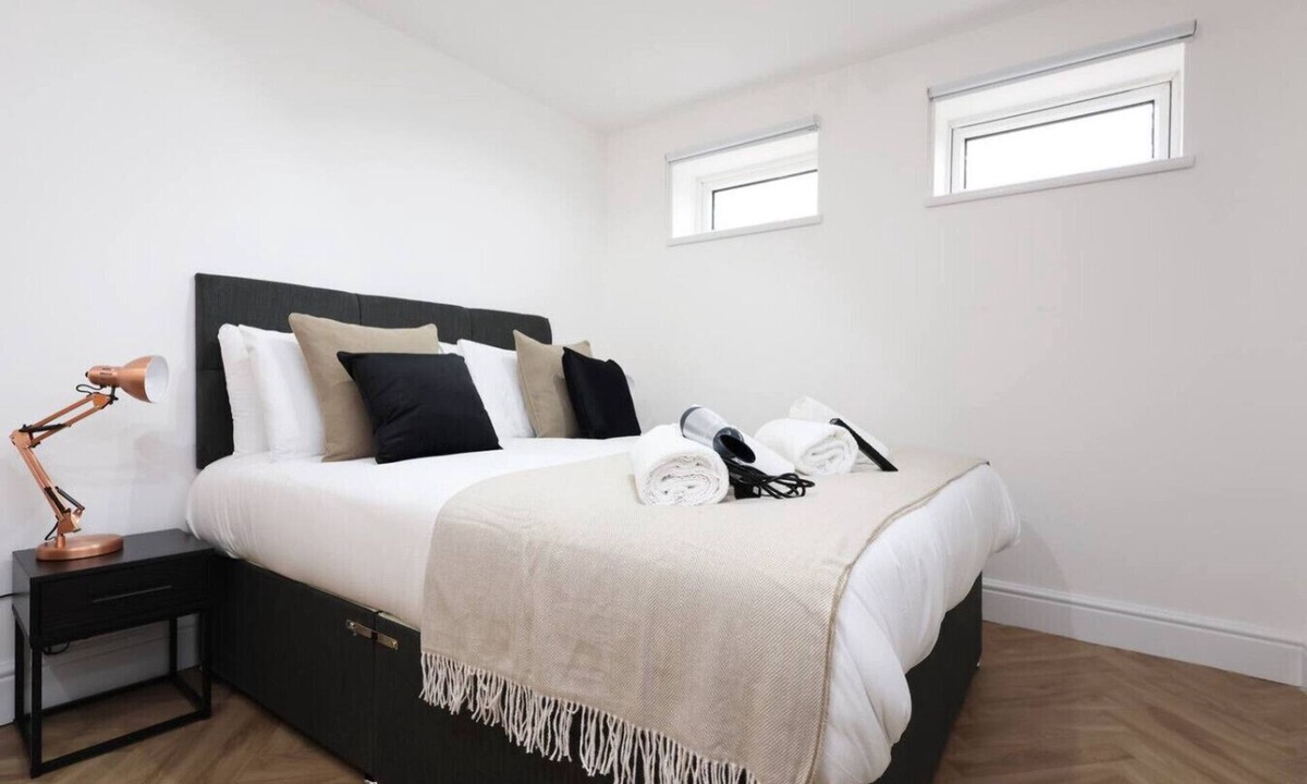Margam Condo | Contractor Studio Parking Smart TV & Kitchen