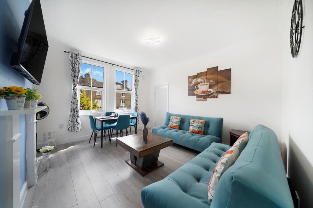 Ealing Common Apartment | Contractors welcome - 2-Bed Ealing Flat, Sleeps 6, Free Parking x2