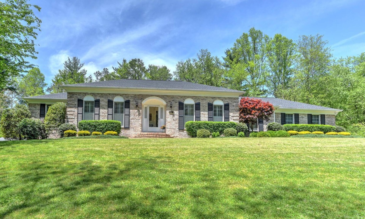 Skyland House | Convenient and spacious 3 br, 1 sofa bed, 2 bath, lg yd, firepit, & patio area.
