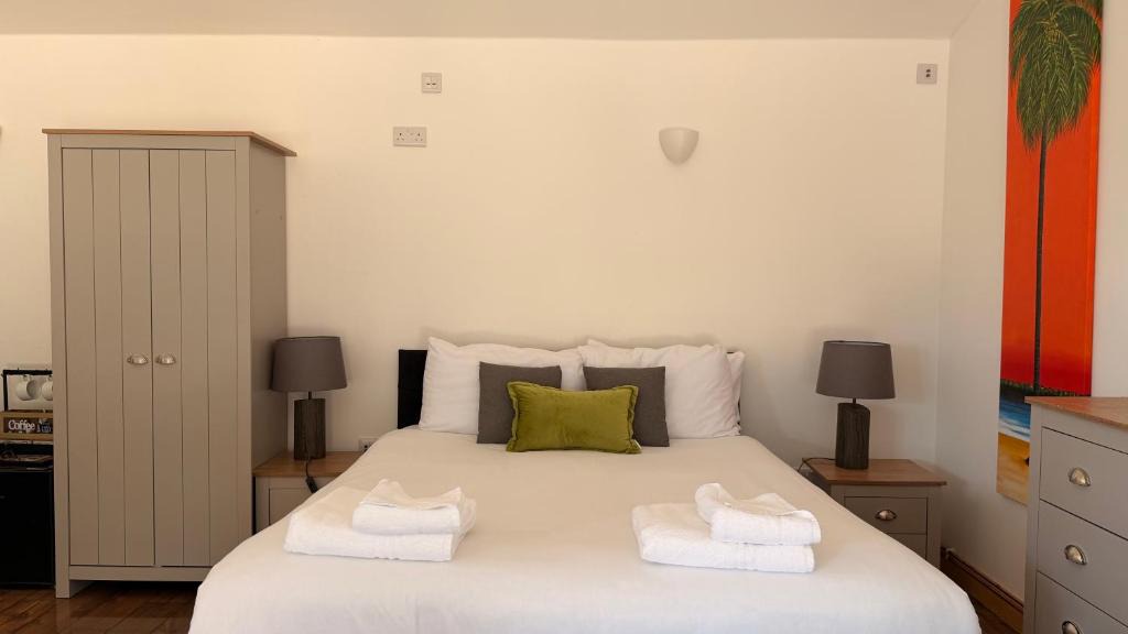 Cuddesdon Apartment | Converted Barn Studio with Private En-Suite