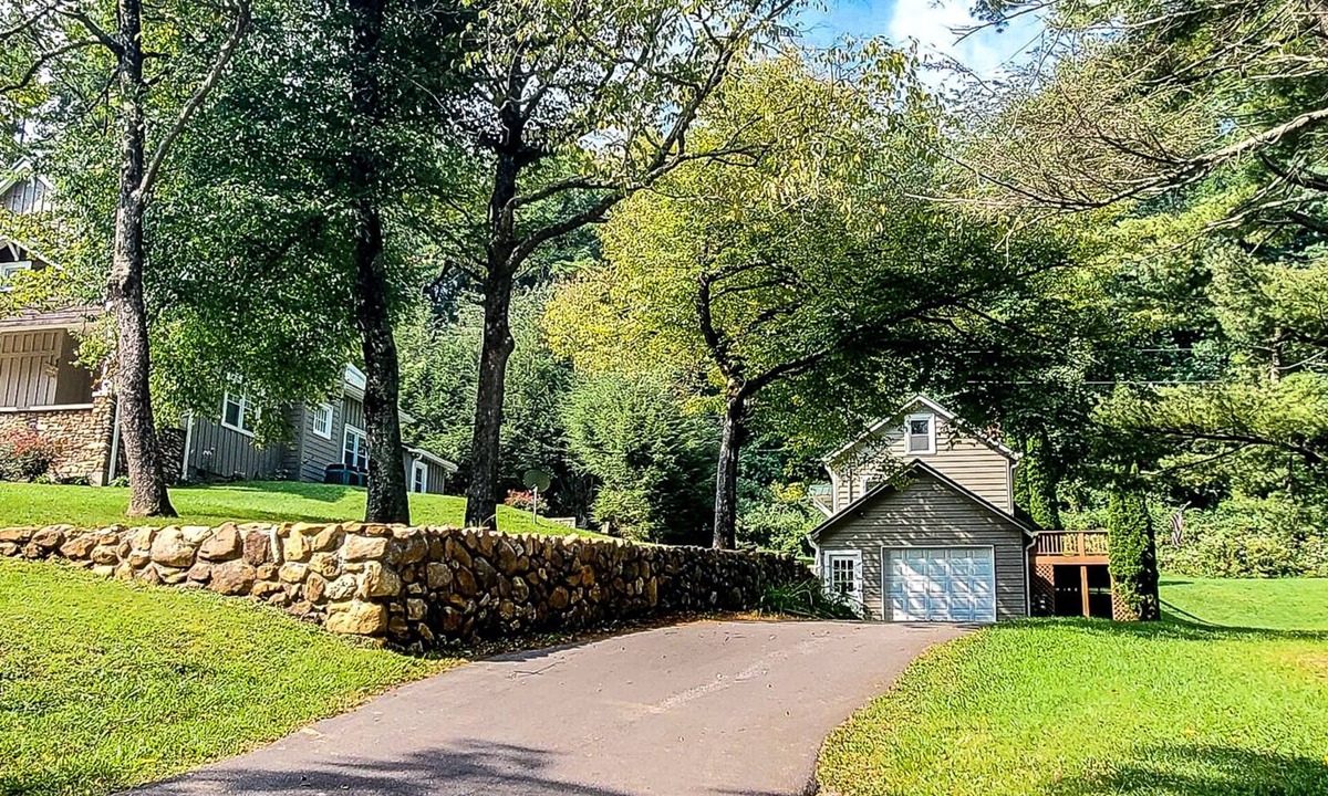 West Jefferson Cabin | Cooler Temps, Better Memories- 1BR/BA Studio Walk to Downtown, Fire Pit, Wifi