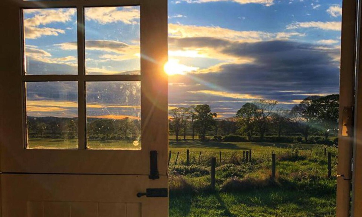 Lemington Cabin | Cosy Romantic Shepherd hut in Open Countryside