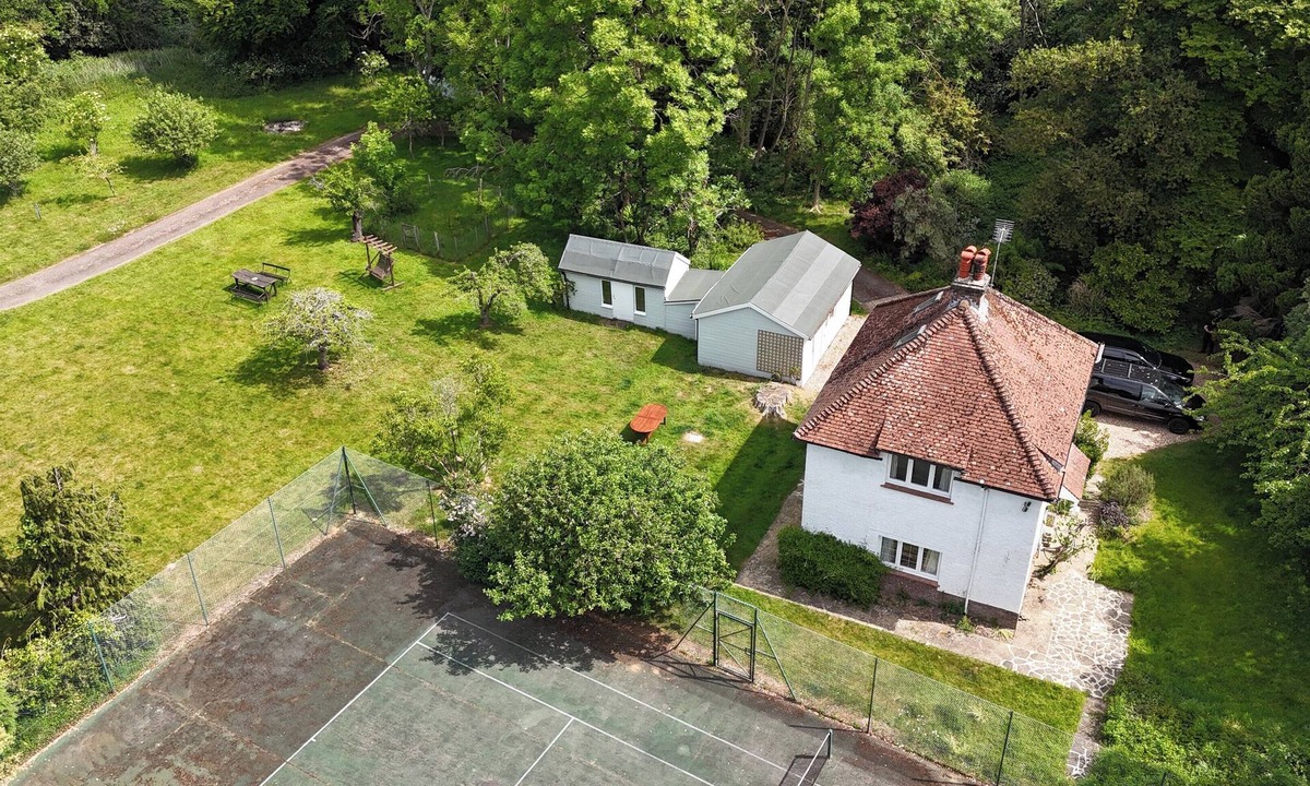 Ford Cottage | Cosy Semi Rural Cottage with Large Gardens & Tennis Court - Dogs Welcome!