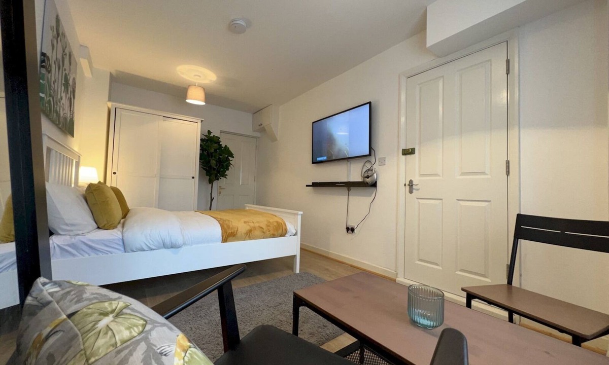 Barnehurst Apartment | Cosy Studio Flat Close To Bexleyheath Centre - Pass the Keys