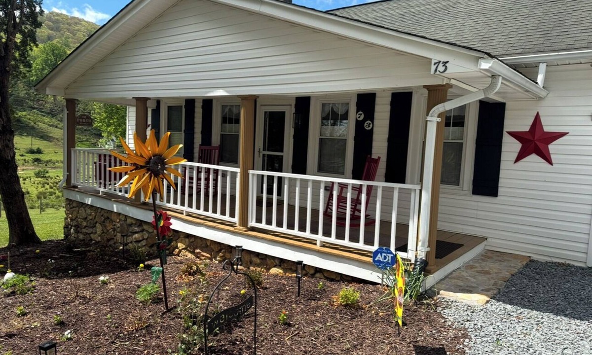 Sparta House | Country Cozy Farmhouse Next to Fairground and Pastures