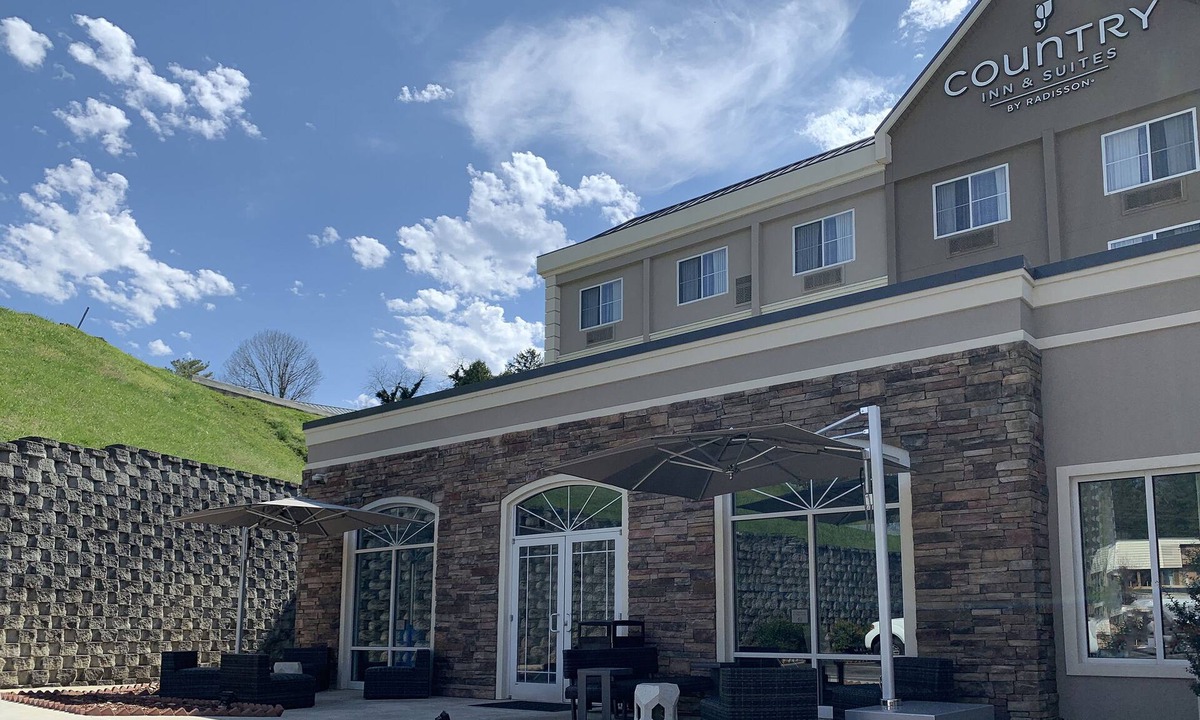 Kenilworth Hotel | Country Inn & Suites by Radisson Asheville Downtown Tunnel Road