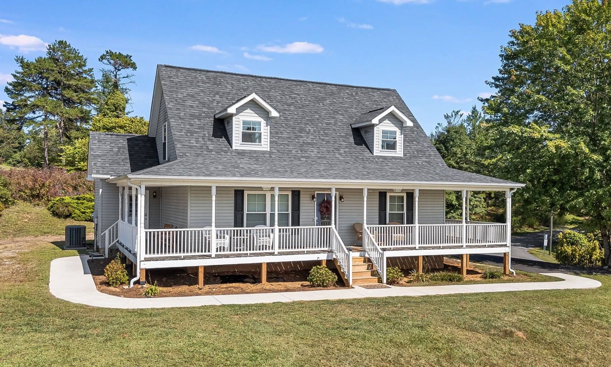 Alexander House | Countryside Escape 15 Mins to Downtown Asheville w/Covered Wrap Around Porch!