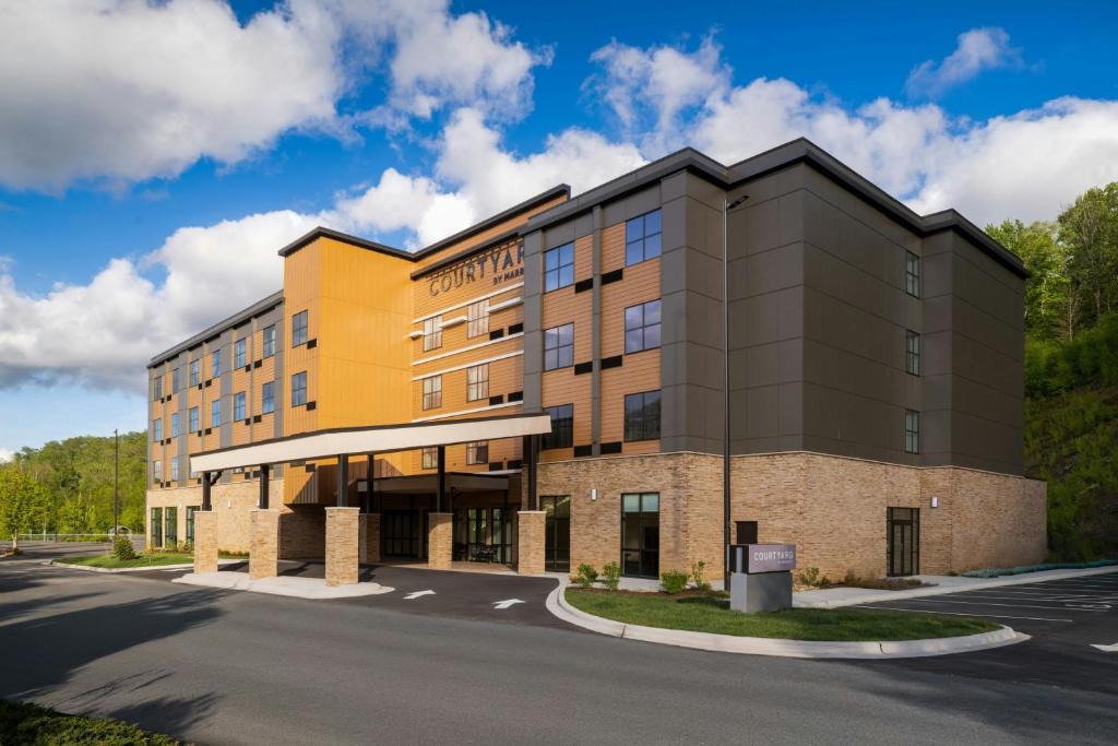 Tynecastle Hotel | Courtyard by Marriott Sugar Mountain Banner Elk