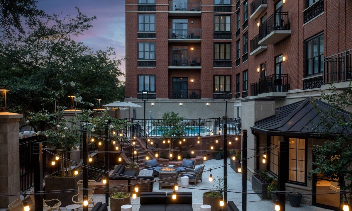 Old West Broad Neighborhood Hotel | Courtyard by Marriott Savannah Downtown/Historic District