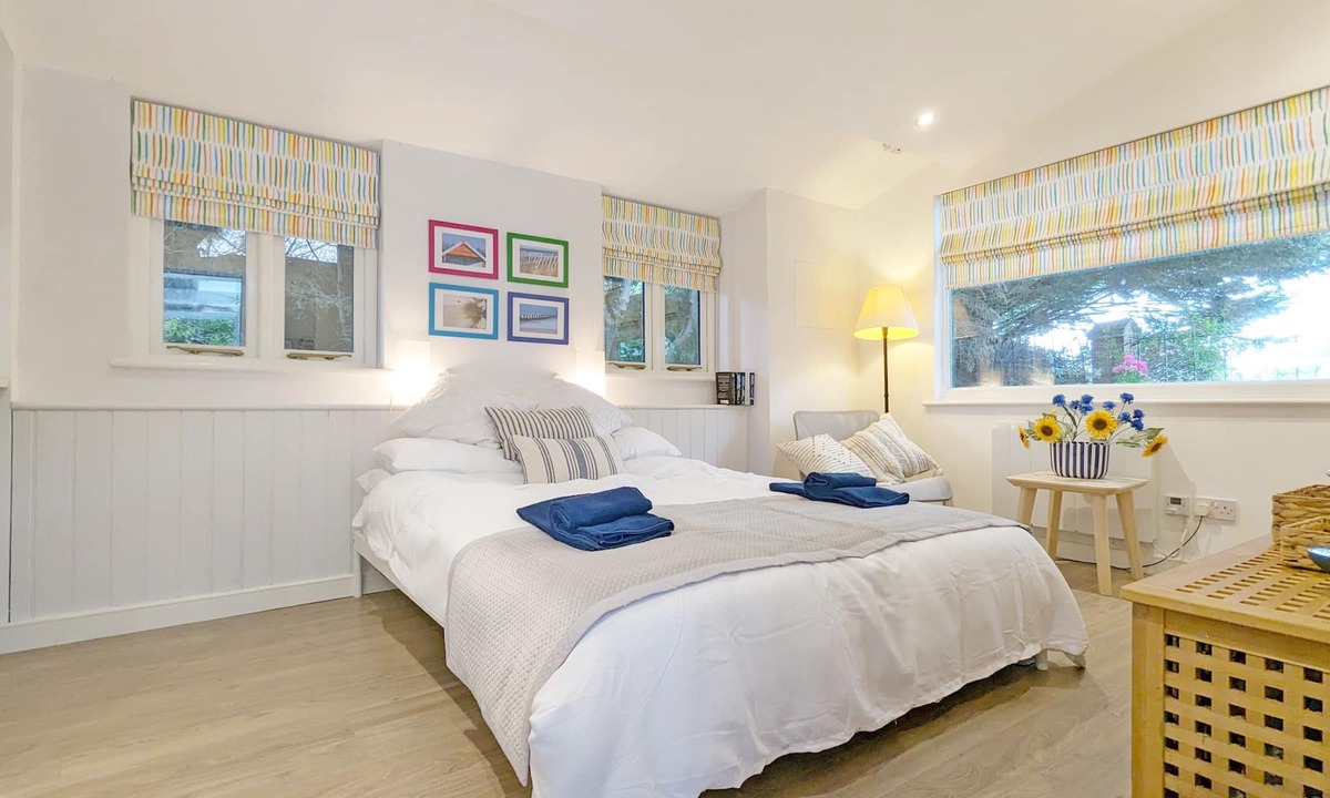 West Ashling Cottage | Courtyard Studio - West Ashling - sleeps 2 guests in 1 bedroom