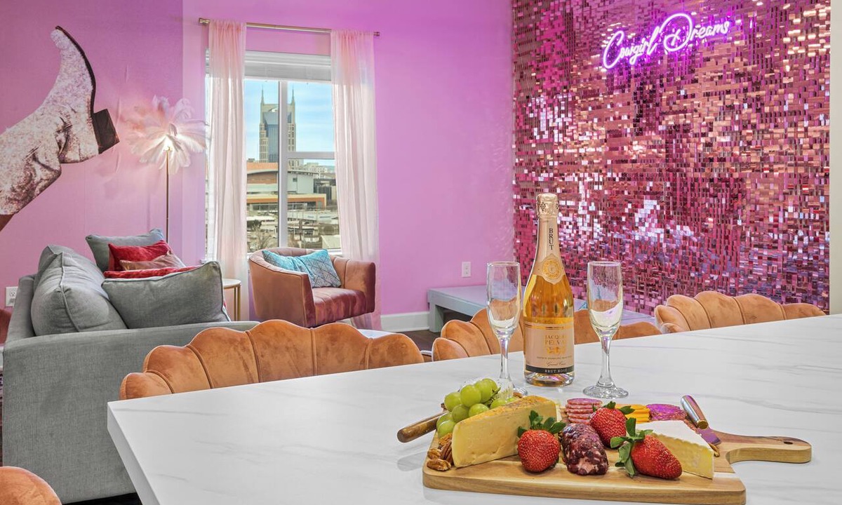Eighth Avenue Apartment | Cowgirl Dreams - Walk to Broadway, Pool, Gym