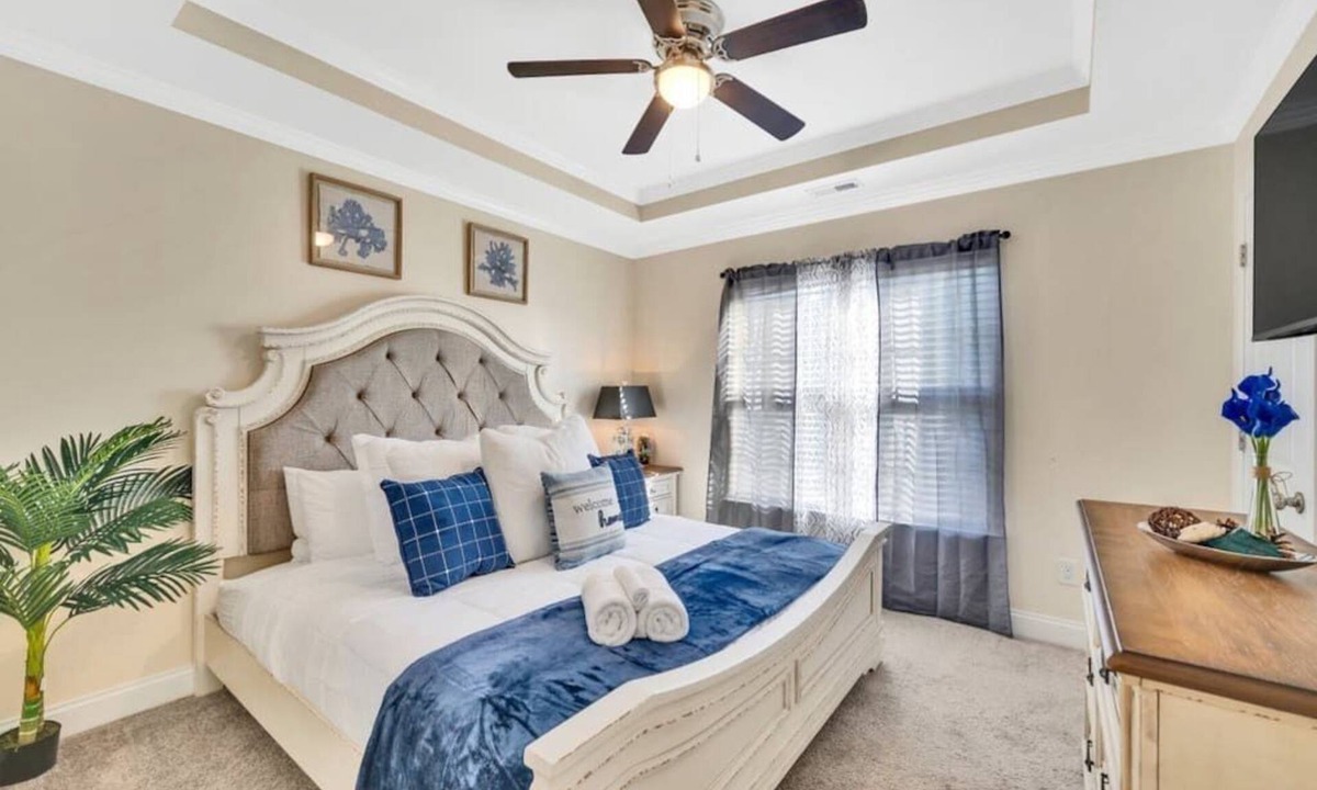 Concord House | Cozy 2B Townhouse King Bed/Jacuzzi/TV in BRs