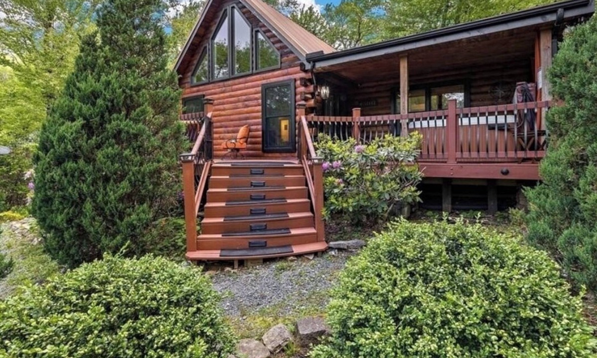 Linville Ridge Cabin | Cozy 3-bedroom cabin in charming Sugar Mountain with WiFi.