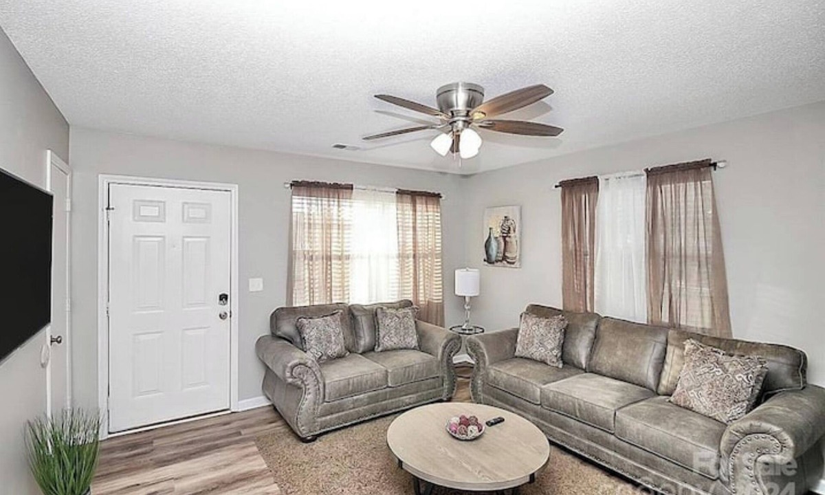 Charlotte House | Cozy 3-bedroom villa in the heart of Charlotte! Free WIFI & Private Parking