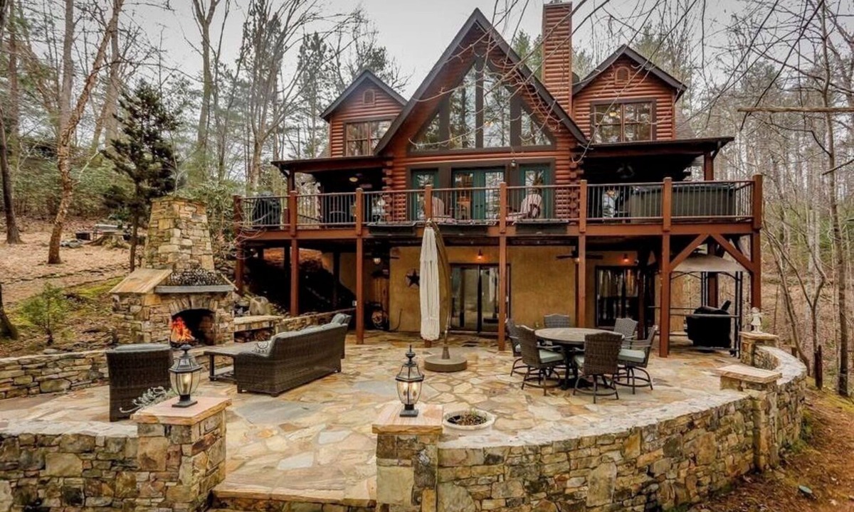Mill Spring House | Cozy 5 bedroom cabin on Lake Adger with hot tub