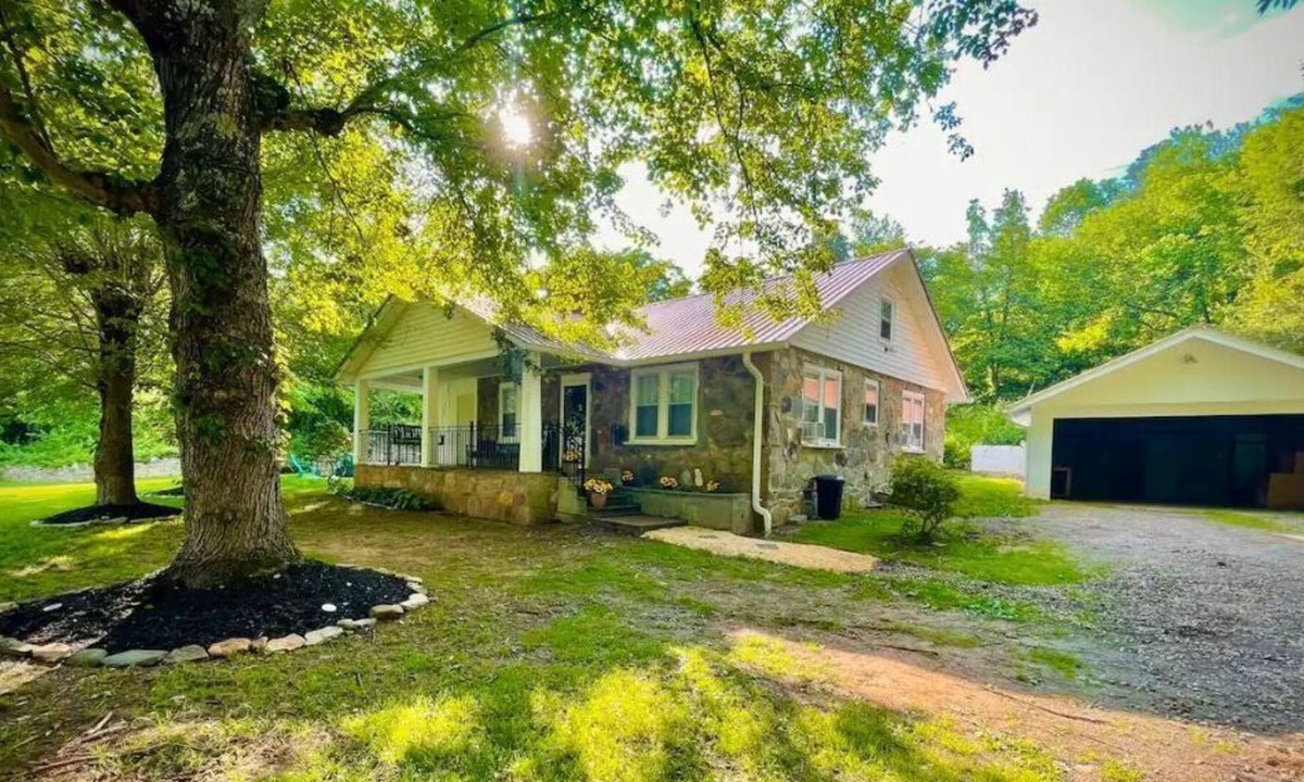 Qualla House | Cozy Antique Style Farmhouse in Cherokee