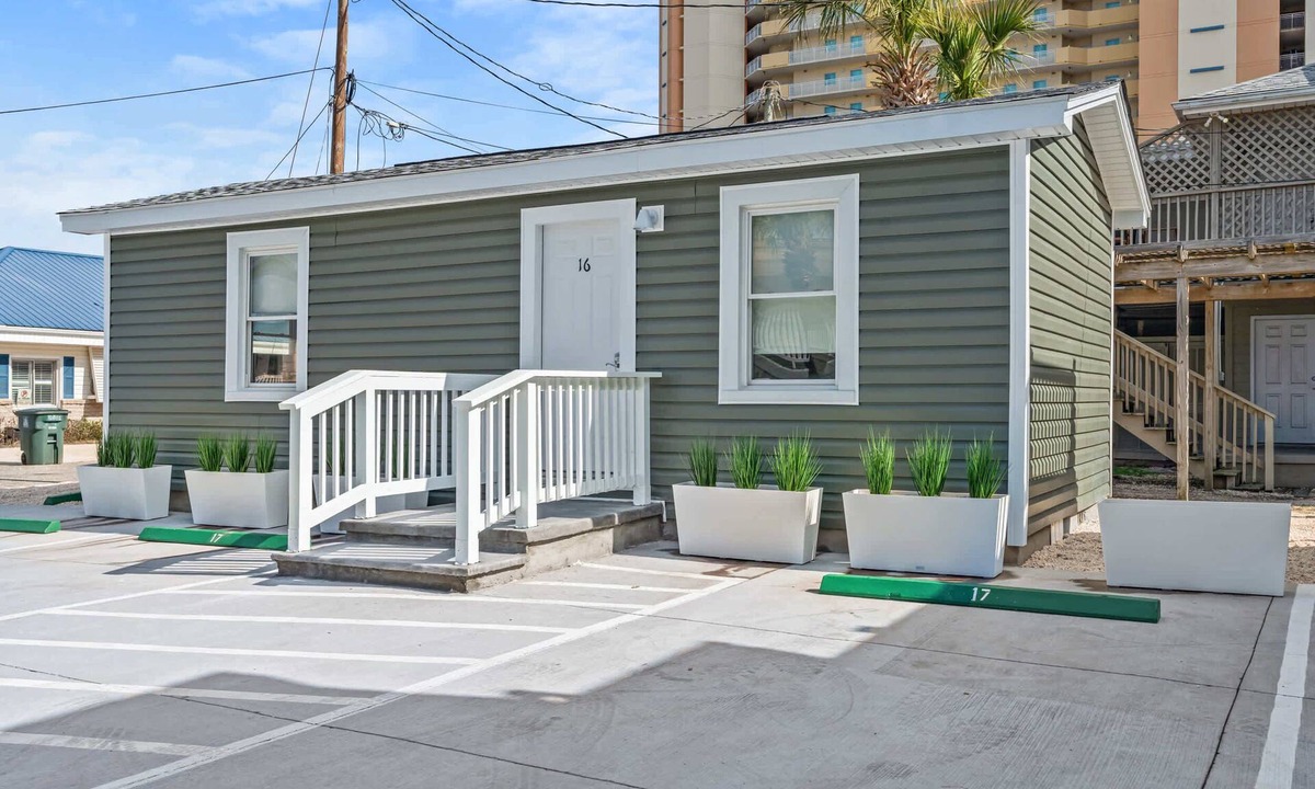 Ash House | Cozy Beachside Bungalow| Snow Birds welcome!
