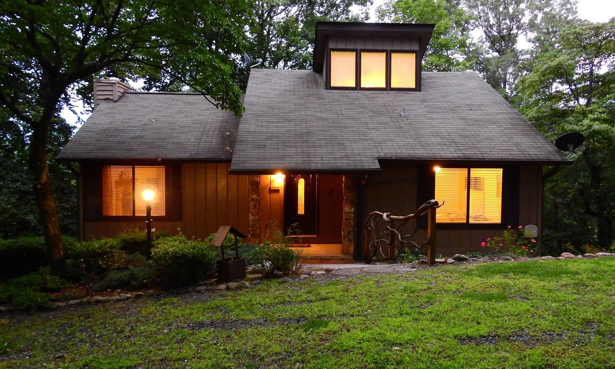 Qualla House | Cozy Bear Lodge on top of Casey's Mountain! - Great Location!