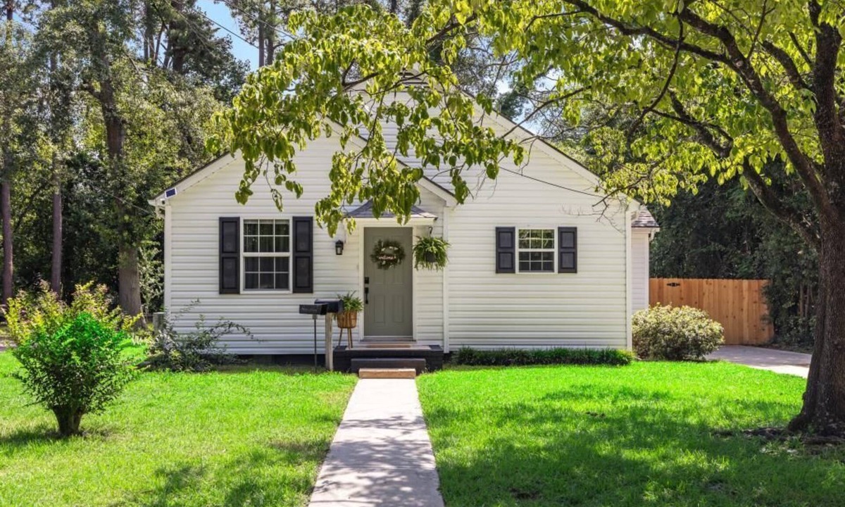 Goldsboro Cottage | Cozy Boho Cottage near DT & more. Fire pit with outdoor oasis 🪴 Family Friendly!