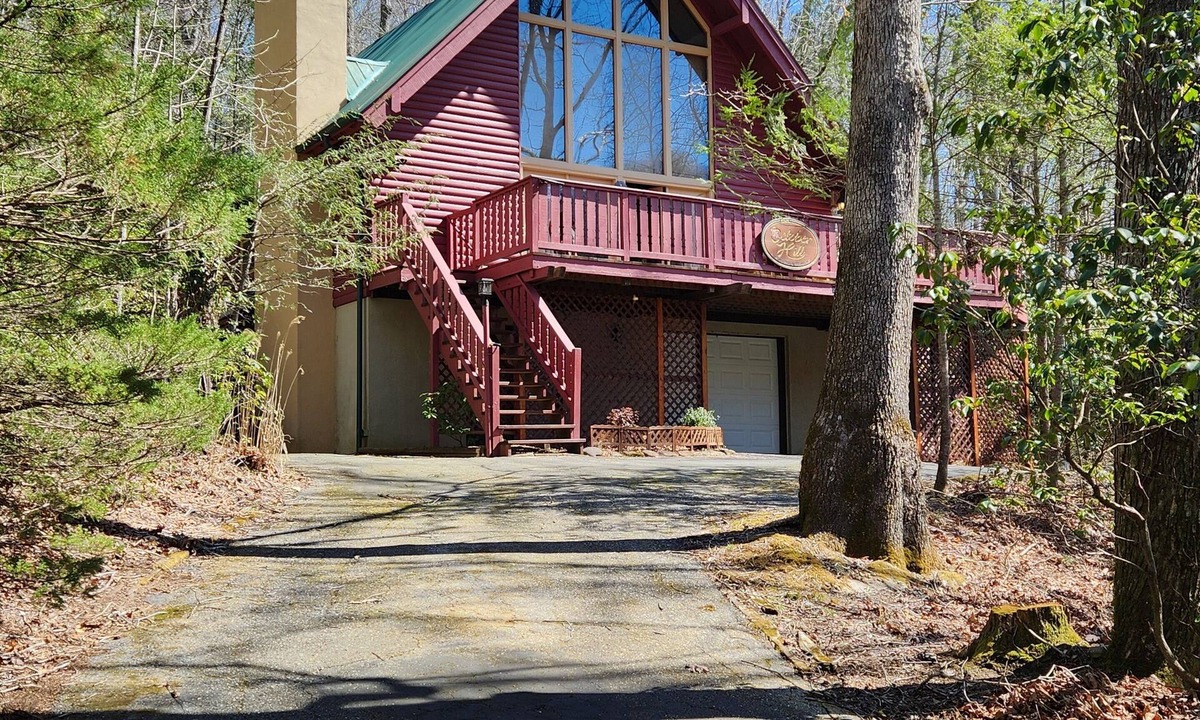 Burnsville Cabin | Cozy But Spacious Log Cabin at Mt. Mitchell Golf Course Community