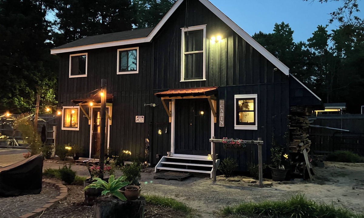 Little River Cabin | Cozy cabin in pleasant Little River perfect 4 a relaxing getaway.6 min 2beach.