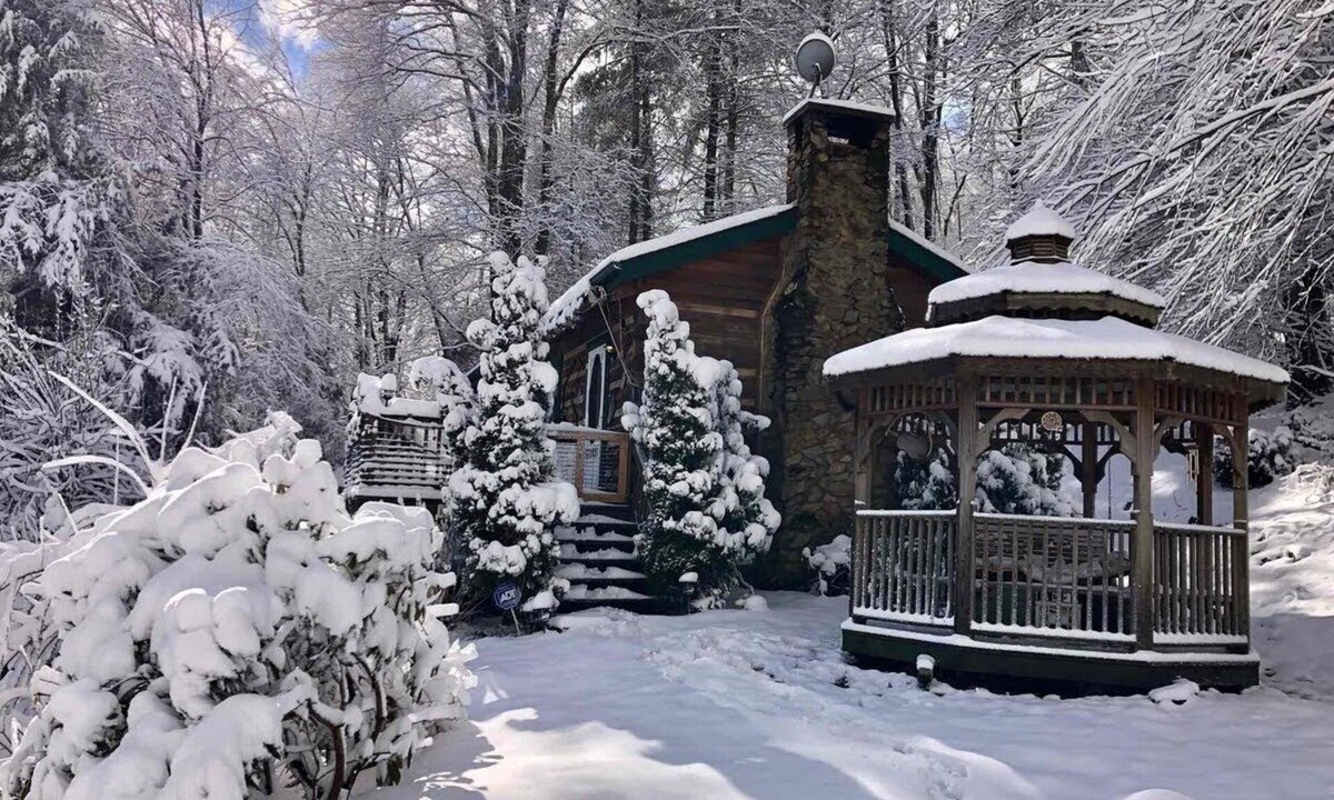 Fleetwood Cabin | Cozy Cabin Mountain Retreat w/Beautiful Views! Fireplace Close to town. Walking.