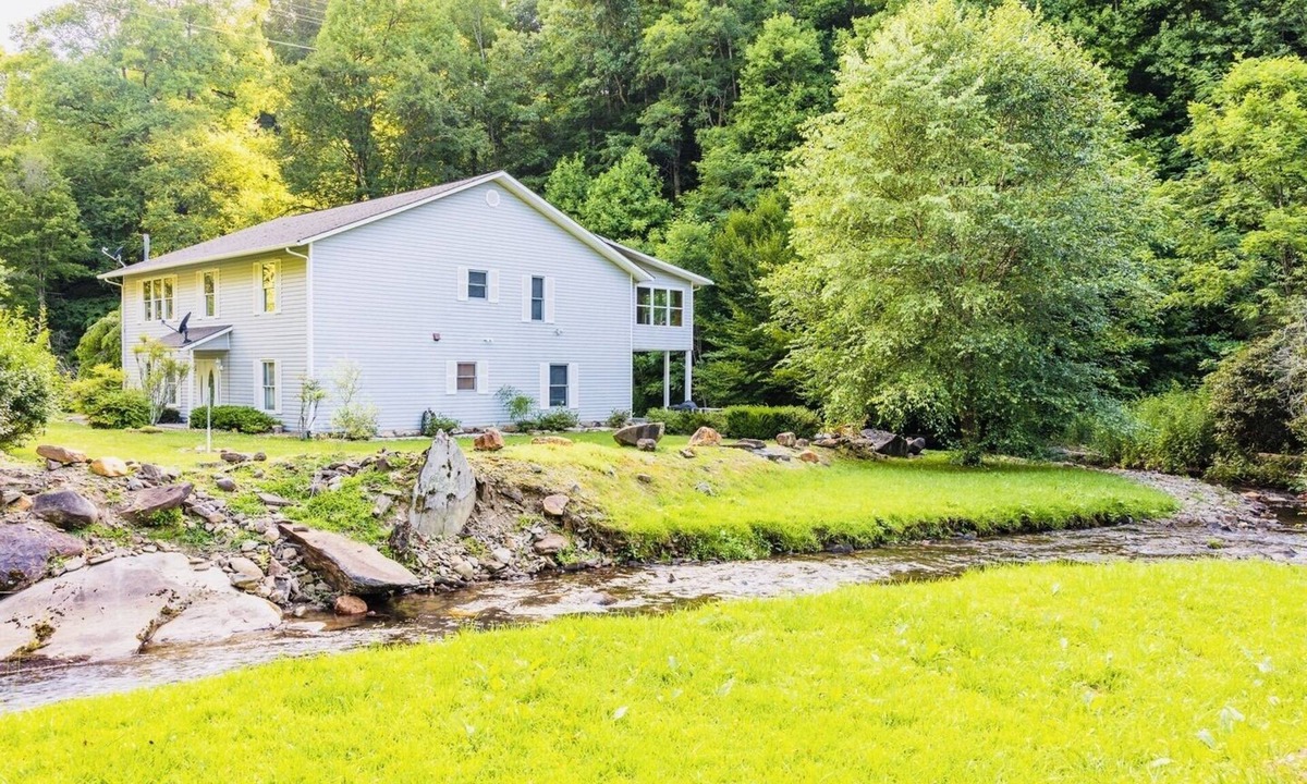 Topton Cabin | Cozy Cabin on the River