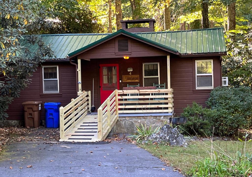 Maggie Valley Resort | Cozy Cabin Pet Friendly ADA Compatible
