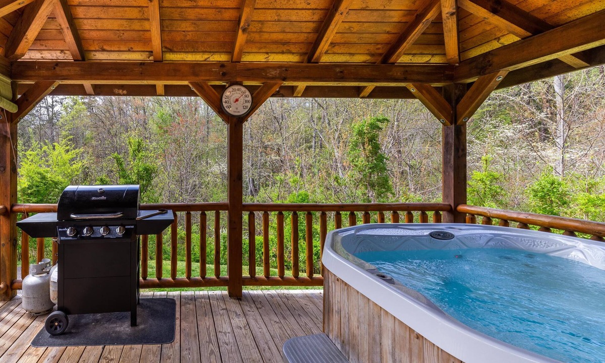 Qualla Cabin | Cozy Cabin with Hot Tub; 5 miles to Harrahs Casino
