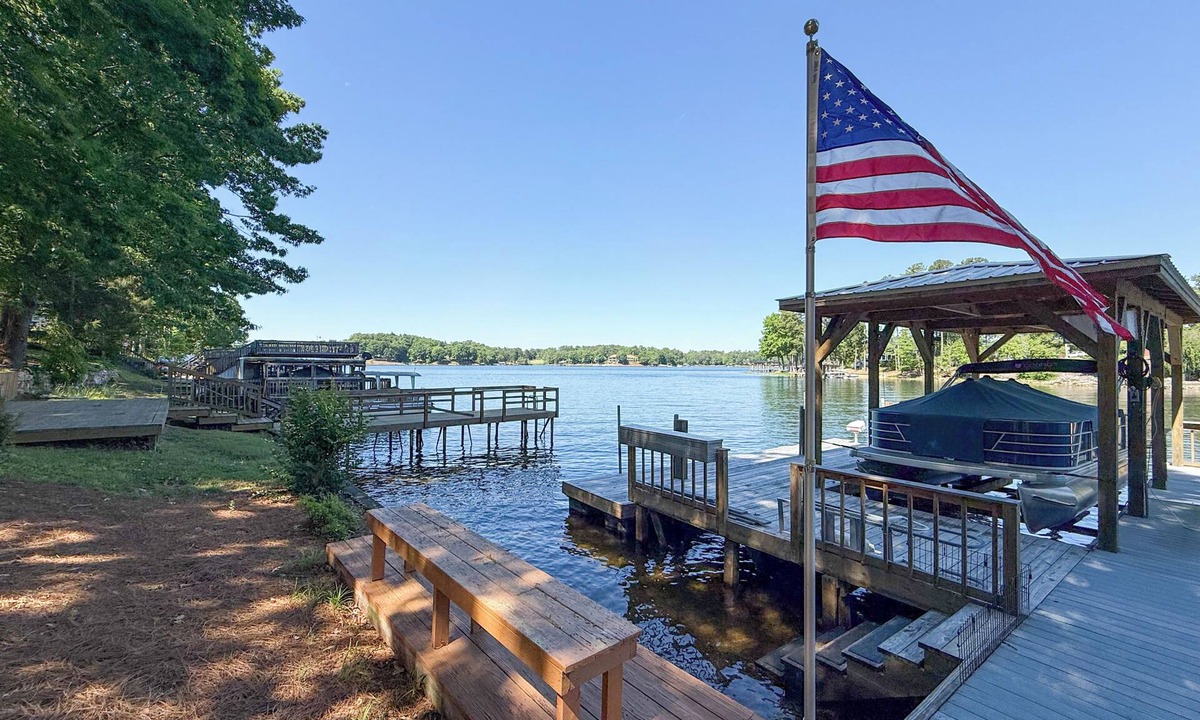 New London House | Cozy Cottage on Badin Lake, newly renovated!