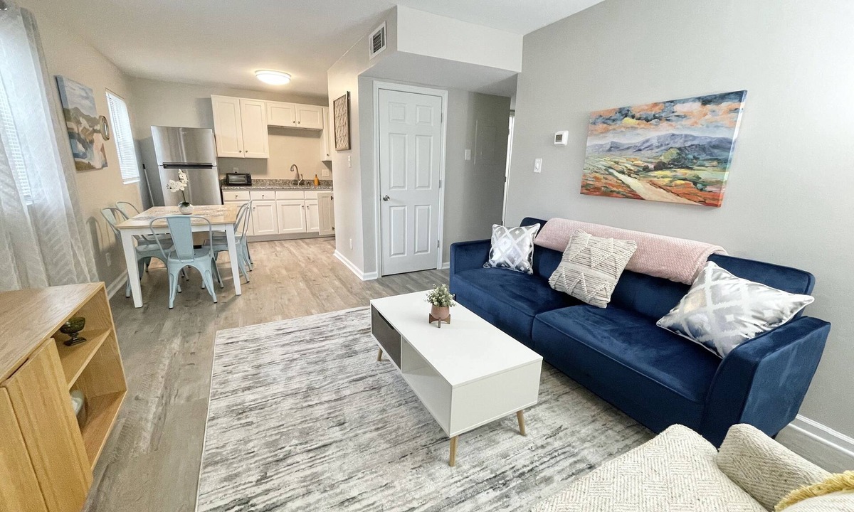 Forest Hills Apartment | ★Cozy Crib★ King Bed★ Long Term Stays ★ Duke ★
