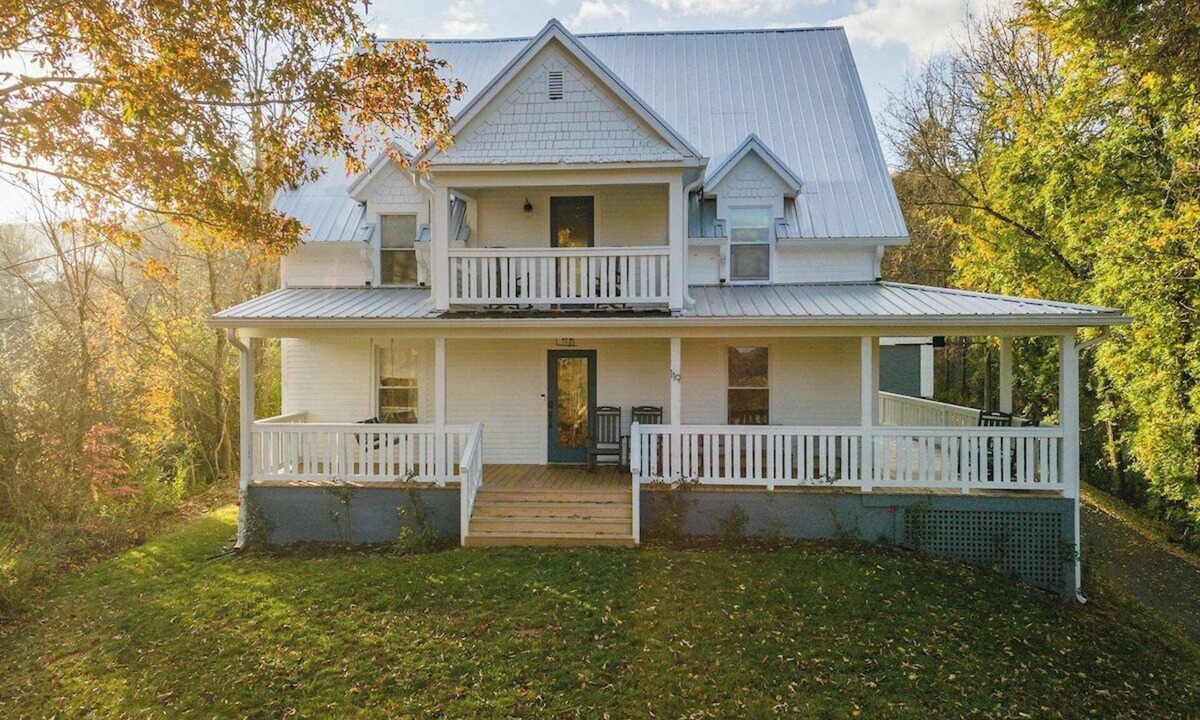 Weaverville House | Cozy Farmhouse - 10 min to AVL!