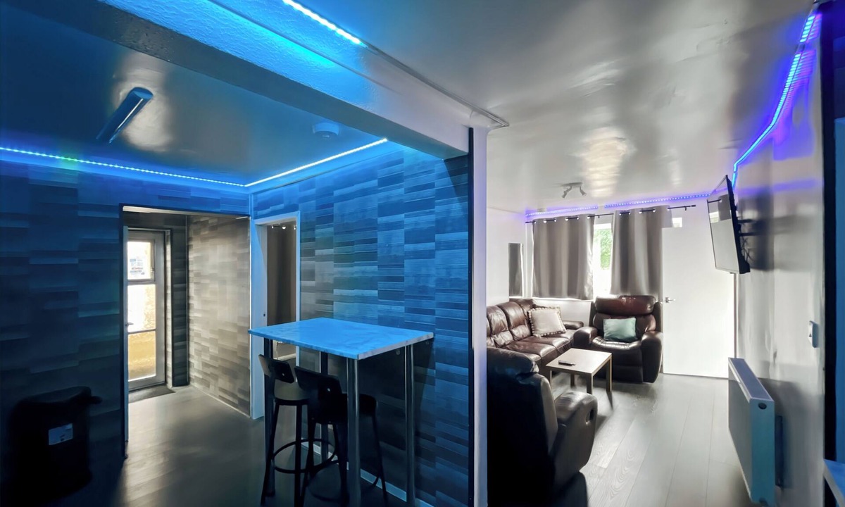 Woodingdean House | Cozy Hideaway With Hot Tub & Sauna Sleeps 7