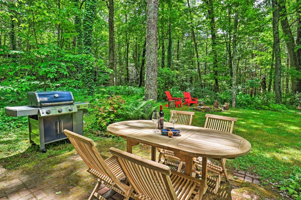 Mirror Lake House | Cozy Highlands Escape - 1 Mile to Downtown!