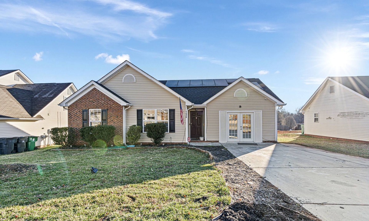 Charlotte House | Cozy Home for Entire Family