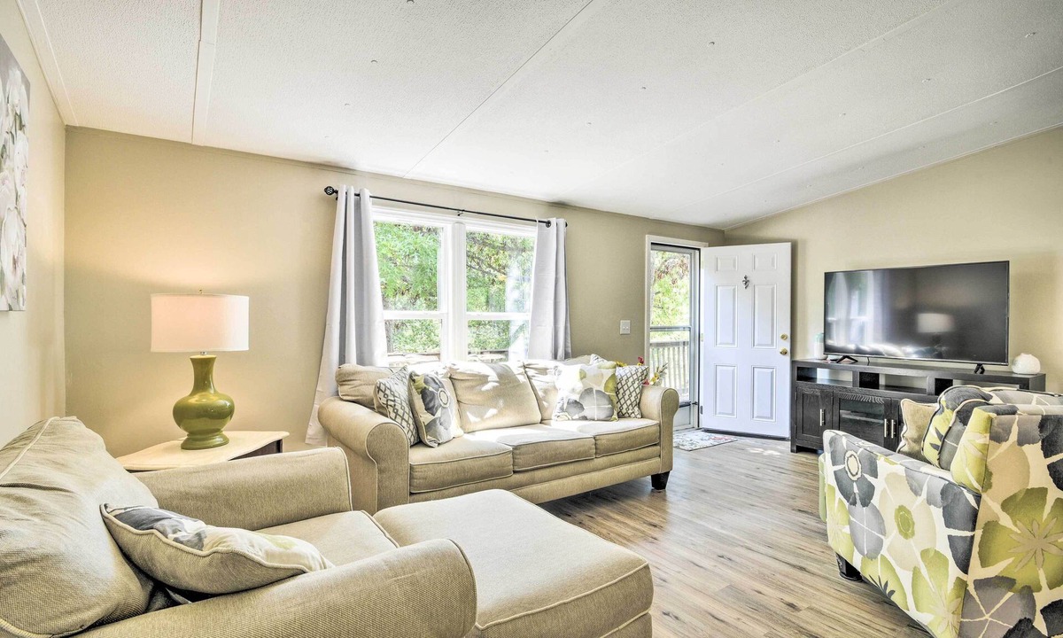 Olivia House | Cozy House w/Huge Yard ~ 16 Mi to Fort Bragg