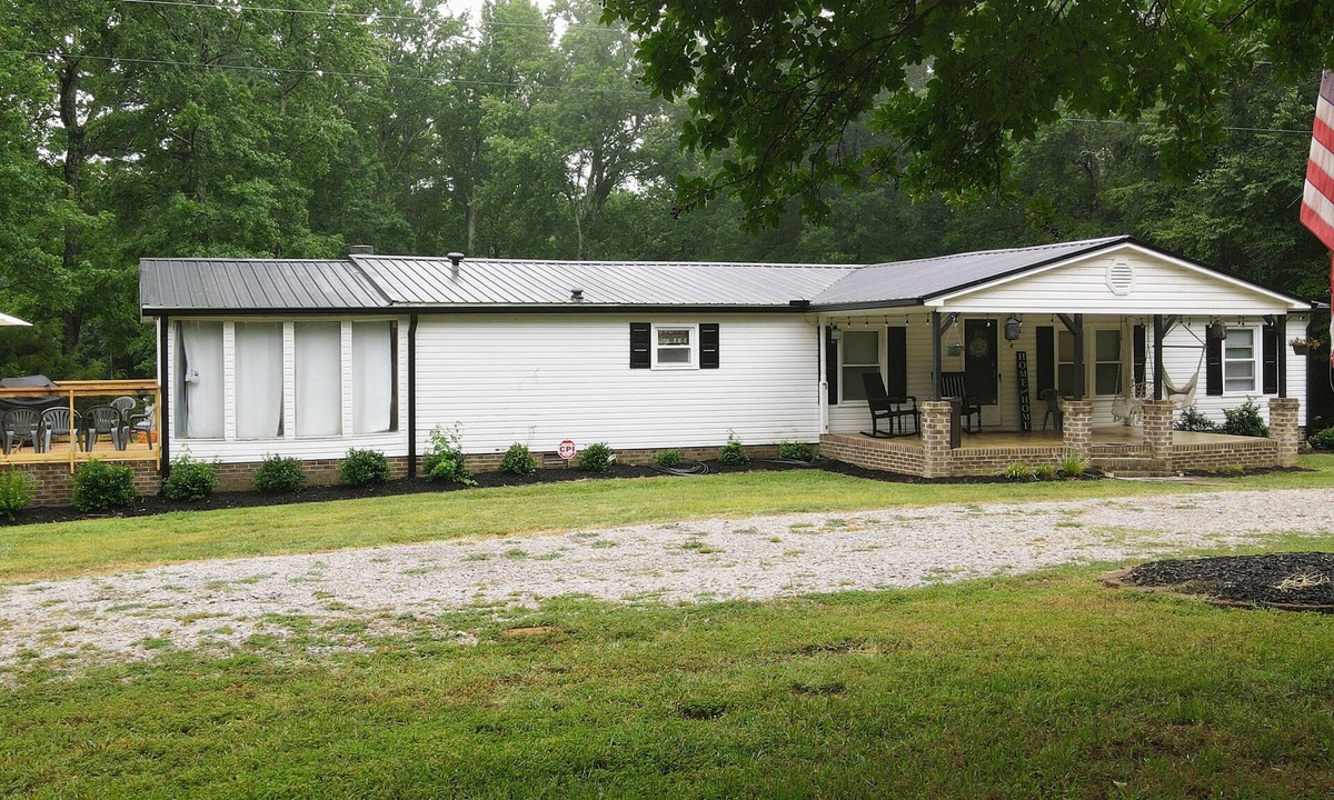 Henderson House | Cozy Lake House Retreat with Private Dock