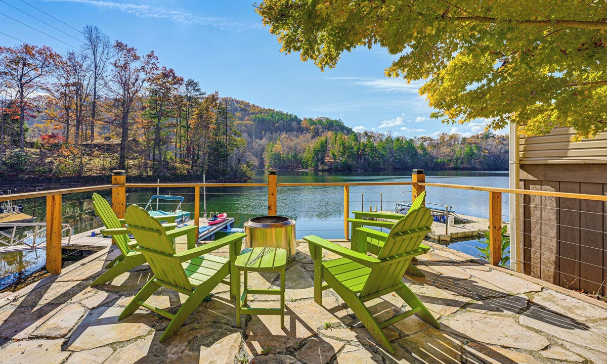 Robbinsville Cottage | Cozy Lake Santeetlah Cottage with Dock & 3 Kayaks!