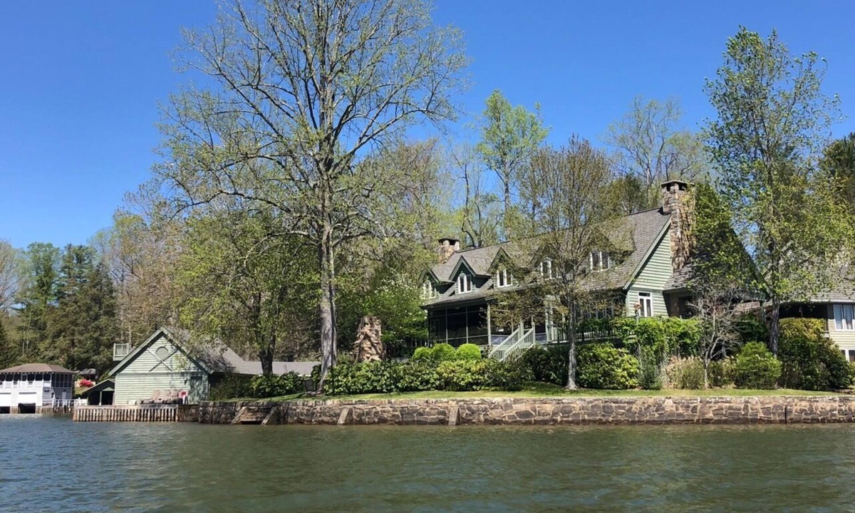 Tuxedo House | Cozy, Lakefront Home - Lake Summit