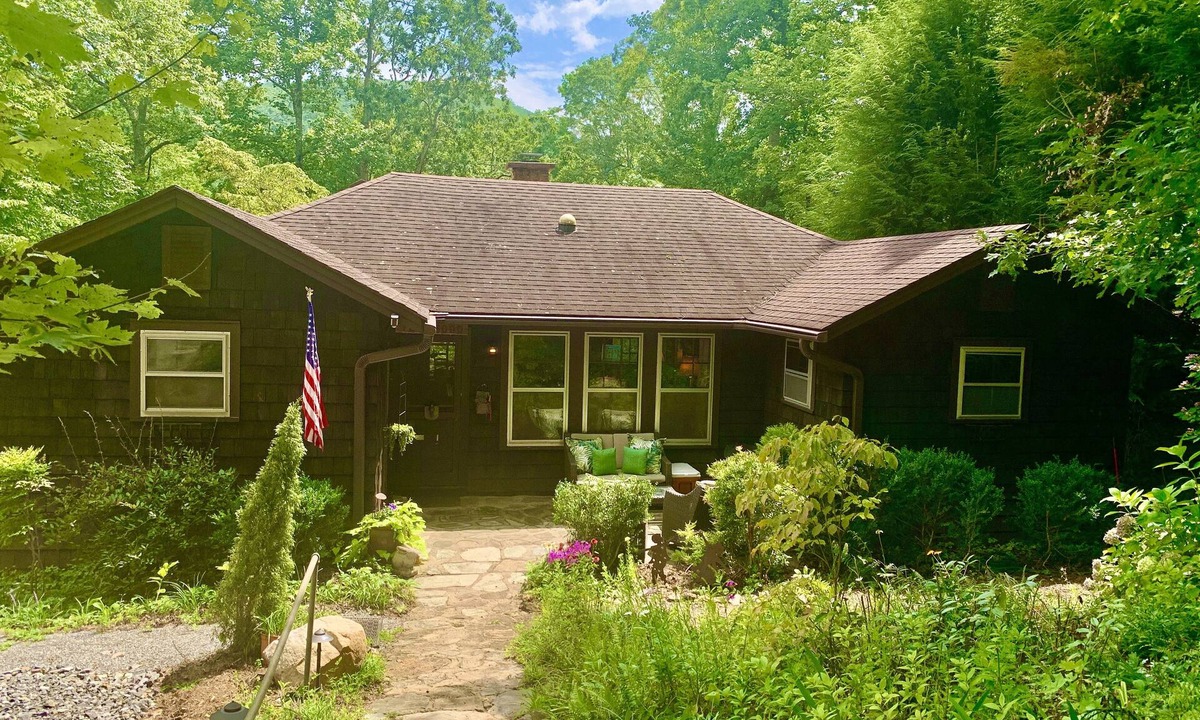 Montreat House | Cozy Mountain Cabin with Modern Amenities