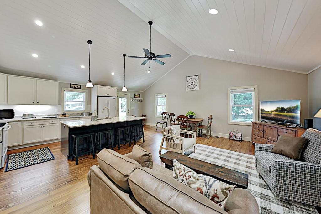 Flat Rock House | Cozy Pines