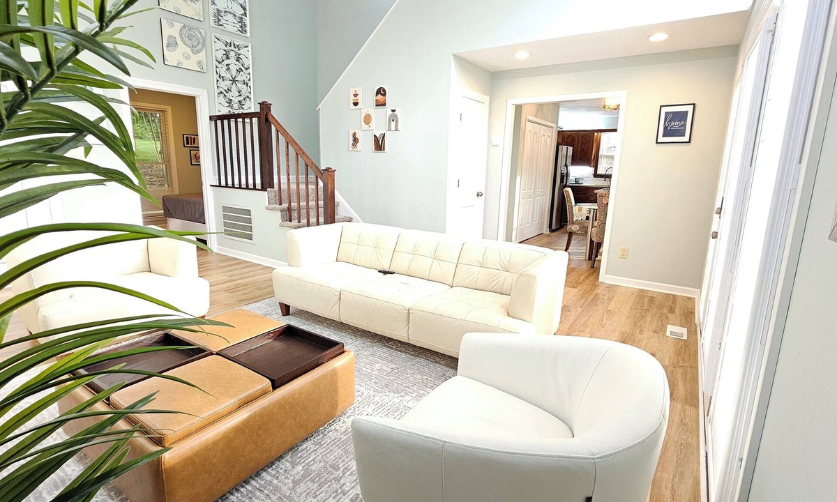 Sawmills House | Cozy retreat minute away to mountain escape!w/Fireplace