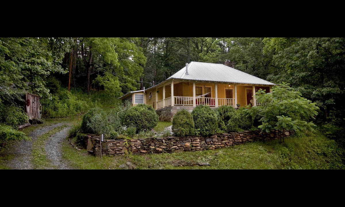 Marion Cottage | Cozy Retreat Nestled in the Mountains-Whispering Creek Cottage