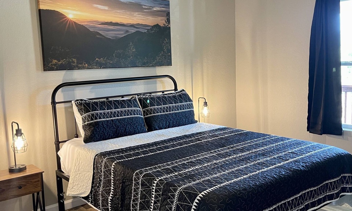 Franklin House | Cozy Sunset Retreat with a Beautiful Mountain View!