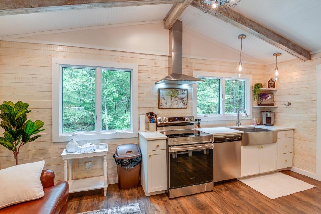 Linden House | Cozy Tennessee Retreat w/Patio & Charcoal Grill!