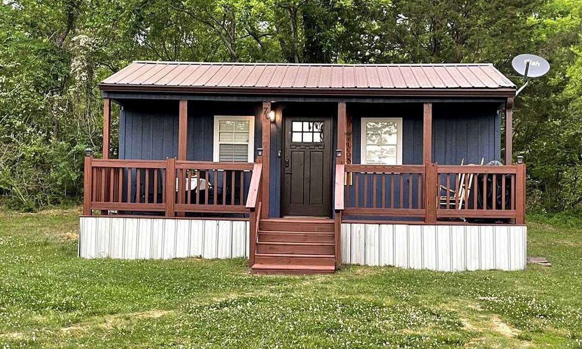 Eva Cabin | Cozy Tiny Home Cabin in Eva, TN