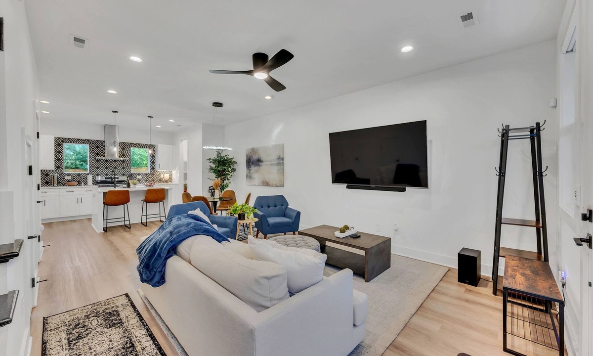 Talbot's Corner House | Cozy Townhome in Charming East Nashville with 2 Master Suites, Private Bathrooms